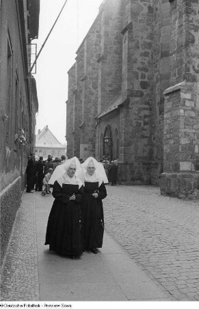 Nonnen der Kongregation der Barmherzigen Schwestern auf dem Weg zur Priesterweihe, im Hintergrund Teilansicht des Doms