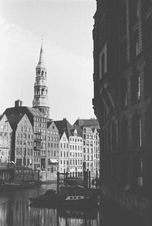 Hamburg, Zollkanal : Hamburg-Altstadt. Speichergebäude am Zollkanal. Im Hintergrund Kirchturm der Katharinenkirche
