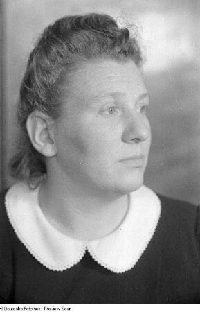 Porträtaufnahmen der Politikerin und Frauenrechtlerin Elli Schmidt, Vorsitzende des Demokratischen Frauenbundes Deutschlands (DFD)