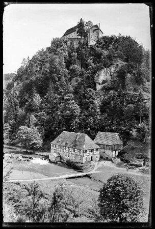Ahorntal. Blick zur Burg Rabenstein mit Mühle im Schottertal (Teil des Wiesentals)