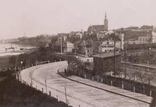 Dresden-Kemnitz. Alter Bahnübergang mit Blick auf die Kirche von Dresden-Briesnitz