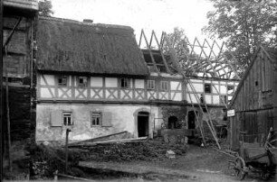 Kapellenhofgut : Reparaturen am Kapellenhofgut; re. davon befand sich bis 1706 die alte St. Thomaskapelle