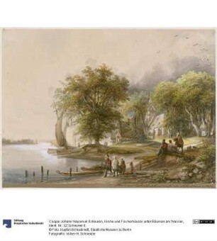 Kirche und Fischerhäuser unter Bäumen am Wasser