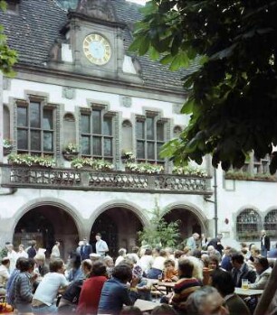 Freiburg: Rathaus im Durchblick von Kastanien mit Schwarz-Denkmal