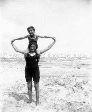 Seebad Heringsdorf, Mädchen und Junge am Strand