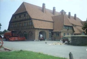 ehemaliges Gut Trenthorst-Wulmenau: Wulmenau: Wirtschaftshof: Dreiflügel-Stallanlage: Nordflügel (Rindvieh-Anbindestall), Giebelseite mit Toren, Traufseite mit Zwerchhaus