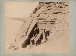 Felsentempel des Ramses II., Abu Simbel: Seitenansicht von schräg oben auf die vier Ramses-Figuren