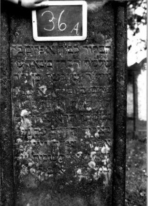 Grabstein 36 (Index: 100111078) Material: Sandstein Zustand: leicht verwittert Maße HxBxT: 143x62x15 cm Beschreibung: ädikulaartige Stele mit Säulen, Giebel Symbolik: segnende Hände: Grabstein 36A