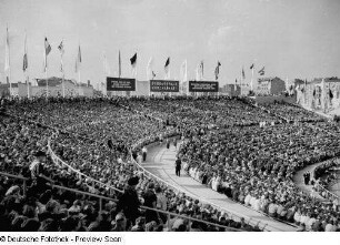 Blick auf die Zuschauertribünen des Walter-Ulbricht-Stadions während eines Fußballspiels