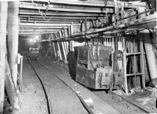 Steinkohlenschacht, Akkumulator-Ladestation und elektrische Grubenlokomotive während des Ladevorganges : Wurgwitz-Niederhermsdorf. Steinkohlenschacht, Akkumulator-Ladestation und elektrische Grubenlokomotive während des Ladevorganges