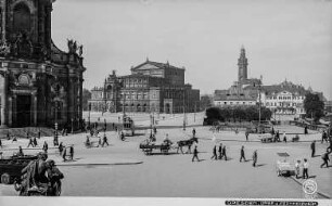 Dresden-Altstadt. Blick von der Brühlschen Terrasse zum Theaterplatz mit Opernhaus und Hotel Bellevue, dahinter Schornstein des Fernheizwerkes