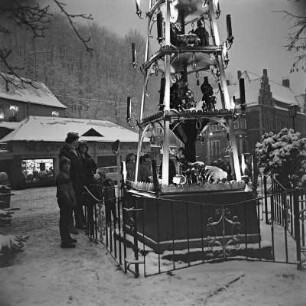 Schwarzenberg, Weihnachtsmarkt : Schwarzenberger Ortspyramide, Niedermann Haushaltswaren und Altes Postamt. Winteraufnahme