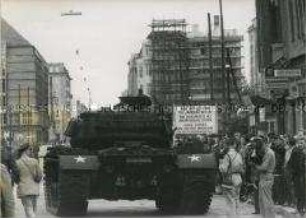Amerikanische Panzer an der Sektorengrenze Friedrich- Ecke Kochstraße