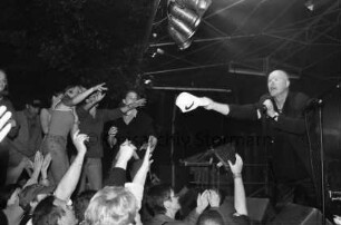 Stadtfest: Hagener Allee, Bühne: Popsänger "Harpo" Jan Svensson bei Gesangsauftritt: Publikum zeigt Begeisterung: 12. Juni 1999
