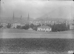 Blick vom Preßlers Berg auf Halle. Vordergrund: Lindenstraße. linke Bildseite: Marktkirche