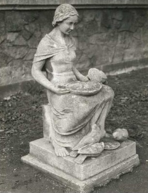 Aschenputtel : Aschenputtel. Kunststein? (wohl 1901/1915). Cossebaude, Bahnhofstraße 5, Hans-Grundig-Oberschule, vor Ostfassade