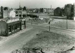 Hamburg.-Altona. Nachkrieg. Ansicht der während der Bombardierung Hamburgs 1943 zerstörten Königstrasse. Die Trümmer sind z.T. beräumt. Jetzt werden riesige Freiflächen sichtbar