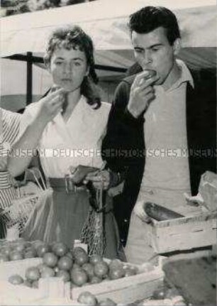 Horst Buchholz und Freundin beim Einkauf auf dem Markt