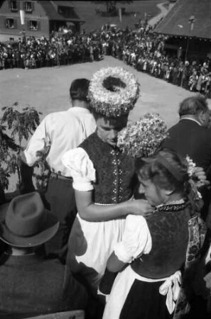 St. Märgen: Tag des Schwarzwälder Pferdes; zwei Trachten (Schäppele)