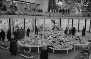 Messebesucher in der rumänischen Ausstellungshalle, Präsentation von Lebensmitteln