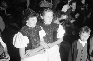 Waldshut: 489. Waldshuter Chilbi; zwei Trachtenmädchen aus Görwihl