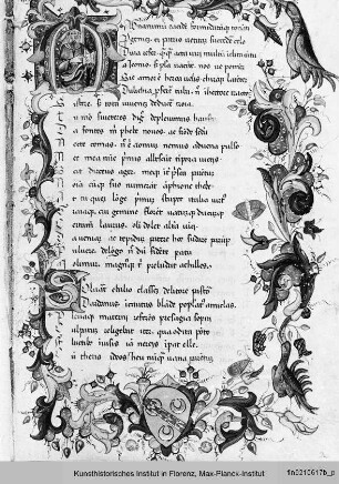 Achilleus : Buchseite mit ornamentierter Randbordüre, eingeschlossenem Wappen, Text, ornamentierter Initiale S und historisierter Initiale M mit dem Porträt des Statius