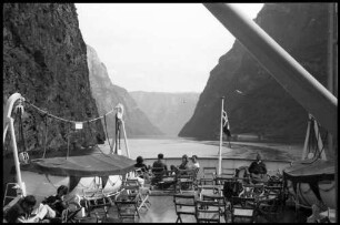 Næerøyfjord: Næerøyfjord, Vordergrund Schiffsdeck