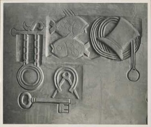 Reliefs Berufssymbole, darunter Hufschmied, Schornsteinfeger, Fischer: Tonmodell