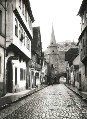 Karlstadt (Kreis Main-Spessart). Stadttor. Stadtseite gegen Ruine Karlsburg