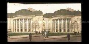 Freie Volksbühne am Bülowplatz mit Passanten und Doppeldeckerbus, Berlin