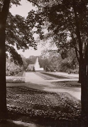 Großer Garten : Reichsgartenschau, Kleines Blumenparterre mit Blick zur Wasserkunst