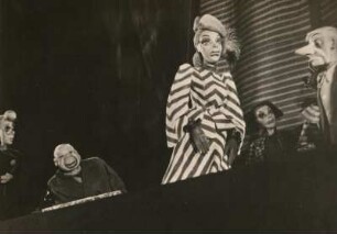 Sowjetisches Puppenspiel (Professor Sergej Obraszow). Szene aus "Unterm Klimpern deiner Wimpern". Dresden, Dezember 1950