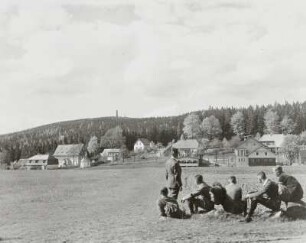 Ortsteilansicht mit Wandergruppe