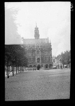 Audenarde (=Oudenaarde, Belgien): "Rathaus, von vorne" (Distanzaufnahme)