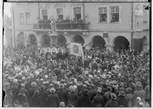 Fasnacht Sigmaringen 1935; Bräuteln vor dem Rathaus
