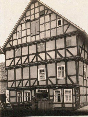 Korbach, Nr. 246. Wohnhaus. Giebelansicht mit Schnitzerei im Fachwerk