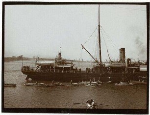 Port Said Dampfer u. Bagger vor dem Kanal