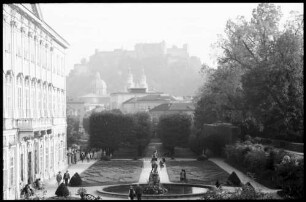 Salzburg: Mirabell Garten von oben, Schloss, seitlich links
