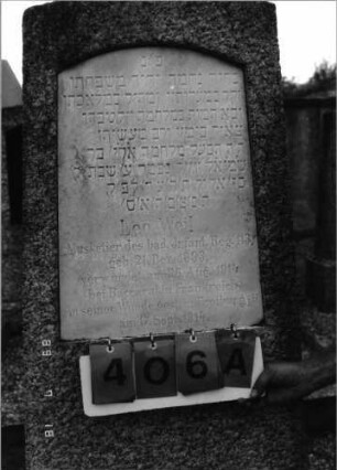 Grabstein 406 (Index: 99797440) Material: Granit, Marmorplatte Zustand: leicht verwittert Maße HxBxT: 155x48x23 cm Beschreibung: Stele, Giebel, Sockel: Grabstein 406A
