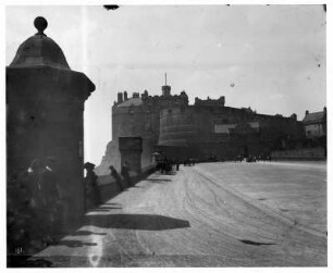 Edinburgh/ Schottland. Eingang zum Edinburgh Castle mit Touristen, Pferdekutschen an der Mauer der Festung