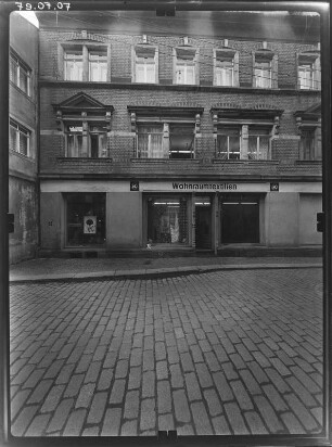 Meißen-Altstadt, Görnische Gasse 28. Wohnhaus mit Laden (2. H. 19. Jh.). Straßenfront (Teilansicht)