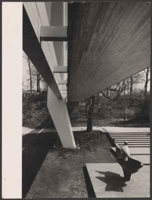 Bernhard Heiligers Aluminiumskulptur "Figurenbaum" als Eingangsplastik für den deutschen Pavillon auf der Weltausstellung Brüssel 1958