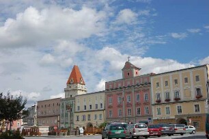 Freistadt - Altstadtansicht : Marktplatz und Turm des Schlosses von Freistadt, Oberösterreich, aufgenommen 2006