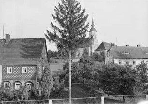 Bertsdorf : Bertsdorf. Teilansicht des Ortes mit Kirche