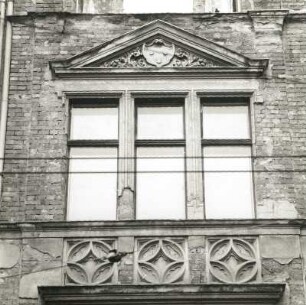 Cottbus, Friedrich-Ebert-Straße 46. Wohn-und Geschäftshaus (1895). Fenster der Portalachse (2. OG)