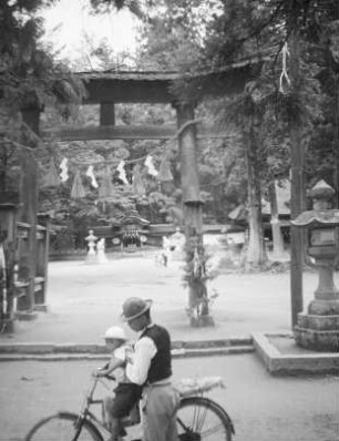 Schrein : Schrein, vielleicht Kamado jinja. Eingang mit Steinlaterne vor dem Torii