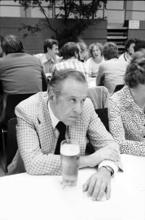1979 Nobelpreisträgertagung Physik; Gruppen in der Sporthalle: Julian Schwinger