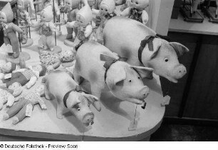 Messestand mit Puppen und Stofftieren