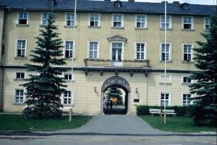 Schloss Ebersdorf, rundbogige Torfahrt in den Innenhof