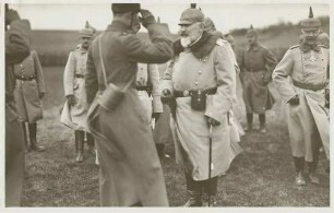 Gruppenbilder, König Wilhelm II. von Württemberg bei Frontbesuchen, Offizieren und Mannschaften in Uniform, Orden, Pickelhaube oder Mütze, stehend in freiem Gelände